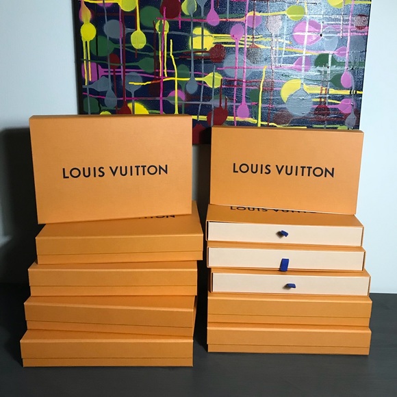 17 LOUIS VUITTON Travel guides - Picture 5 of 6